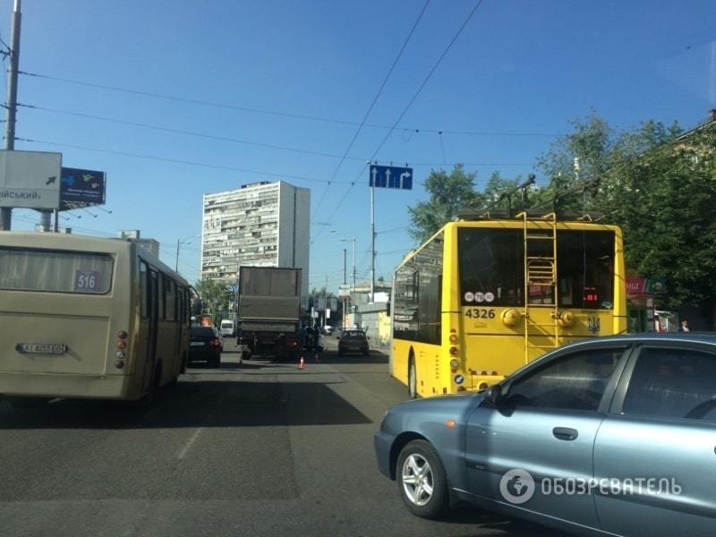 Аварія з фурою паралізувала рух на лівому березі Києва