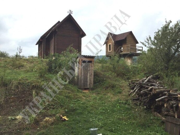 "Депутатский дом": Парубий похвастался отстроенной деревянной хатой