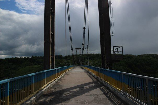 Ремонт підвісного мосту в парку Гагаріна мають завершити у серпні. ФОТО