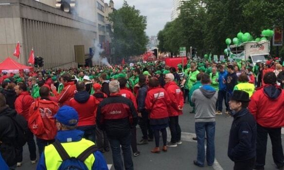 В Брюсселе полиция пыталась усмирить многотысячную толпу: есть раненые. Фоторепортаж