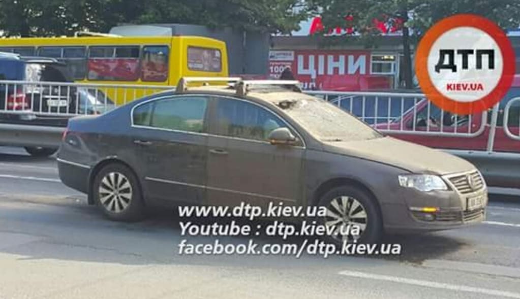В Киеве посреди дороги "взорвался" люк: фонтан грязи травмировал девушку. Фото- и видеофакт