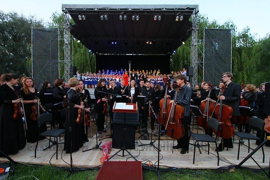 У Хмельницькому під відкритим небом одночасно виступило більше 200 артистів