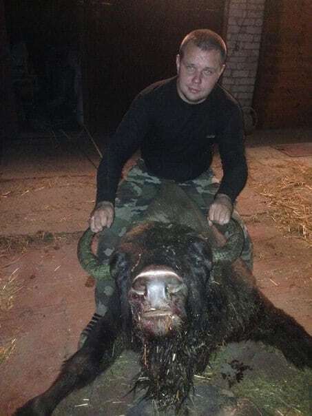 Краснокнижный скандал на Сумщине: чиновник лесхоза позировал с убитым зубренком