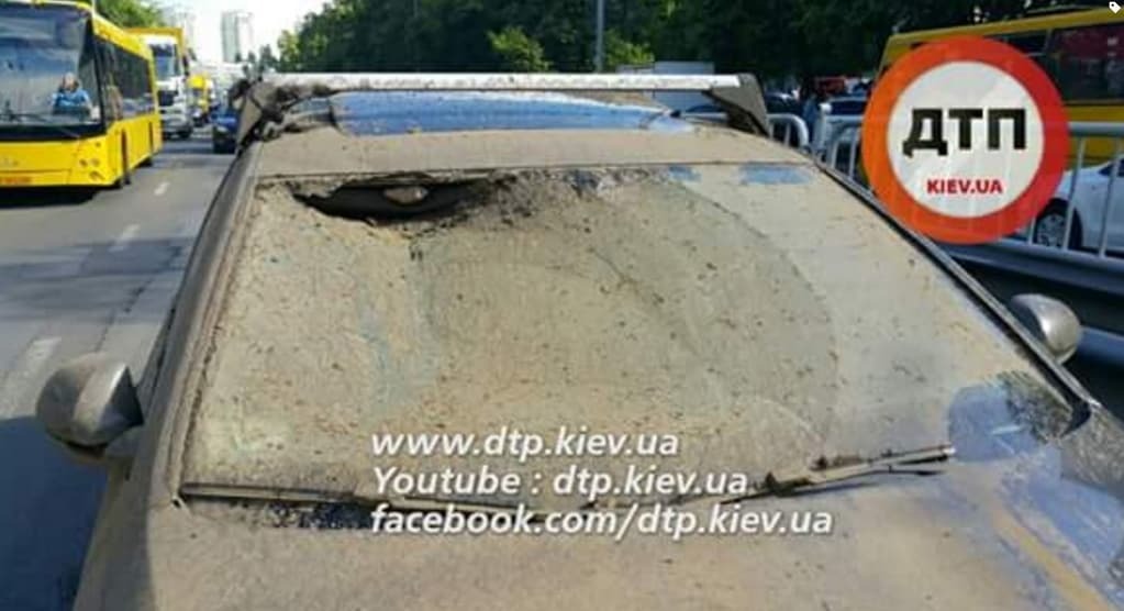 У Києві посеред дороги "вибухнув" люк, фонтан бруду травмував дівчину