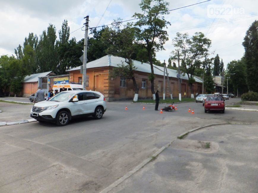 ДТП в Кировограде: кроссовер сбил мотоциклиста