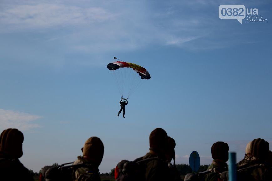 Українські спецпризначенці у Хмельницькому навчаються стрибати з парашутом та зброєю