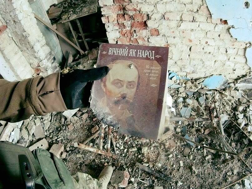 Боєць “Азову” подарував музею в Каневі обгорілу книгу про Кобзаря, знайдену в Широкіному