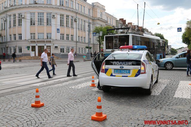 В центрі Вінниці патрульний поліцейський збив дівчину