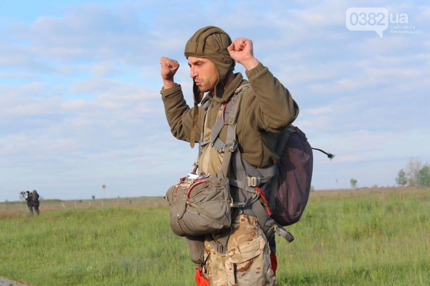 Українські спецпризначенці у Хмельницькому навчаються стрибати з парашутом та зброєю
