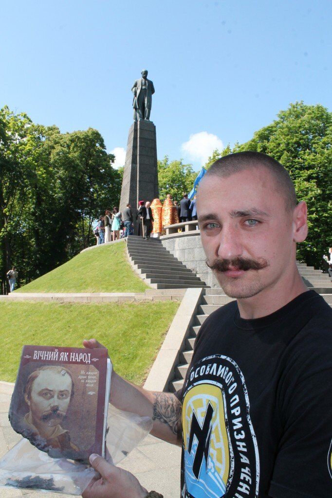 Боєць “Азову” подарував музею в Каневі обгорілу книгу про Кобзаря, знайдену в Широкіному