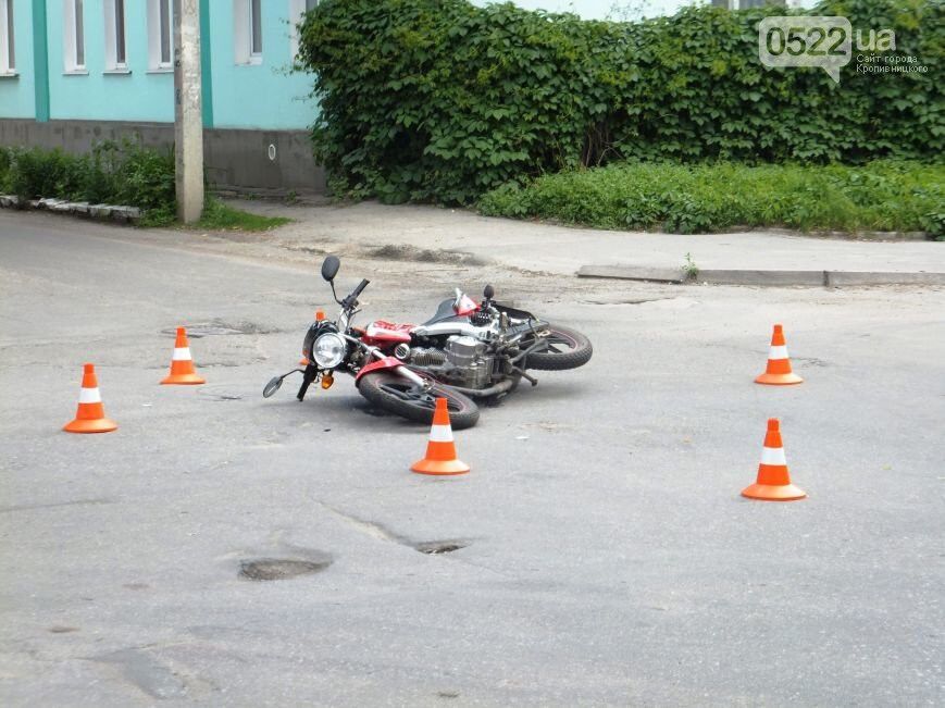 ДТП в Кировограде: кроссовер сбил мотоциклиста