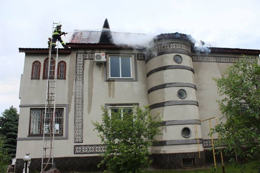 На Черкащині загорівся двоповерховий житловий будинок