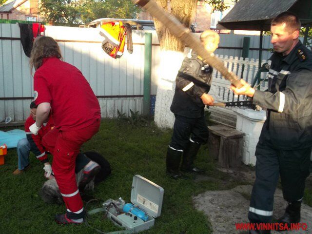 На Вінниччині рятувальники дістали з криниці 75-річну жінку