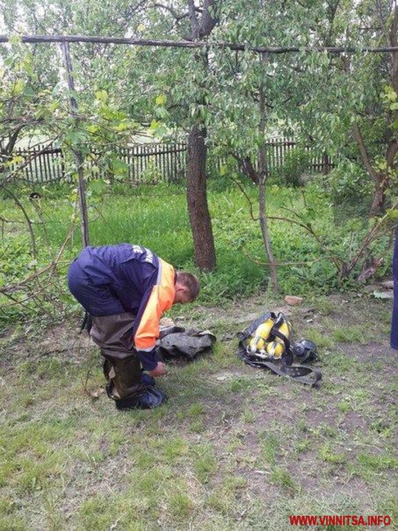 На Вінниччині рятувальники дістали з 12-метрової криниці тіло жінки