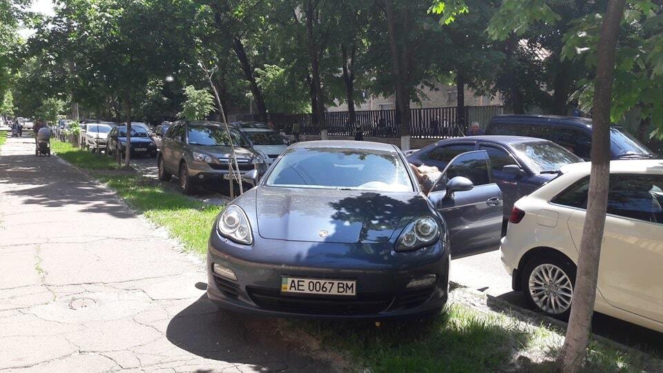 У Києві жінка на Porsche стала героєм паркування
