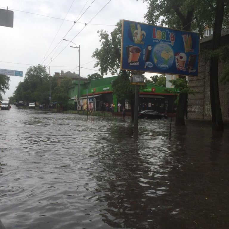 Злива в Києві: вулиця перетворилася на річку