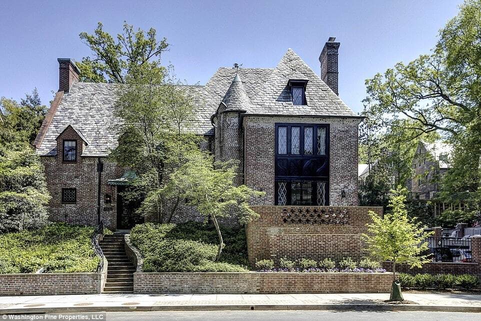 Дом за $4.3 млн: стало известно, куда переедет жить Обама. Опубликованы фото