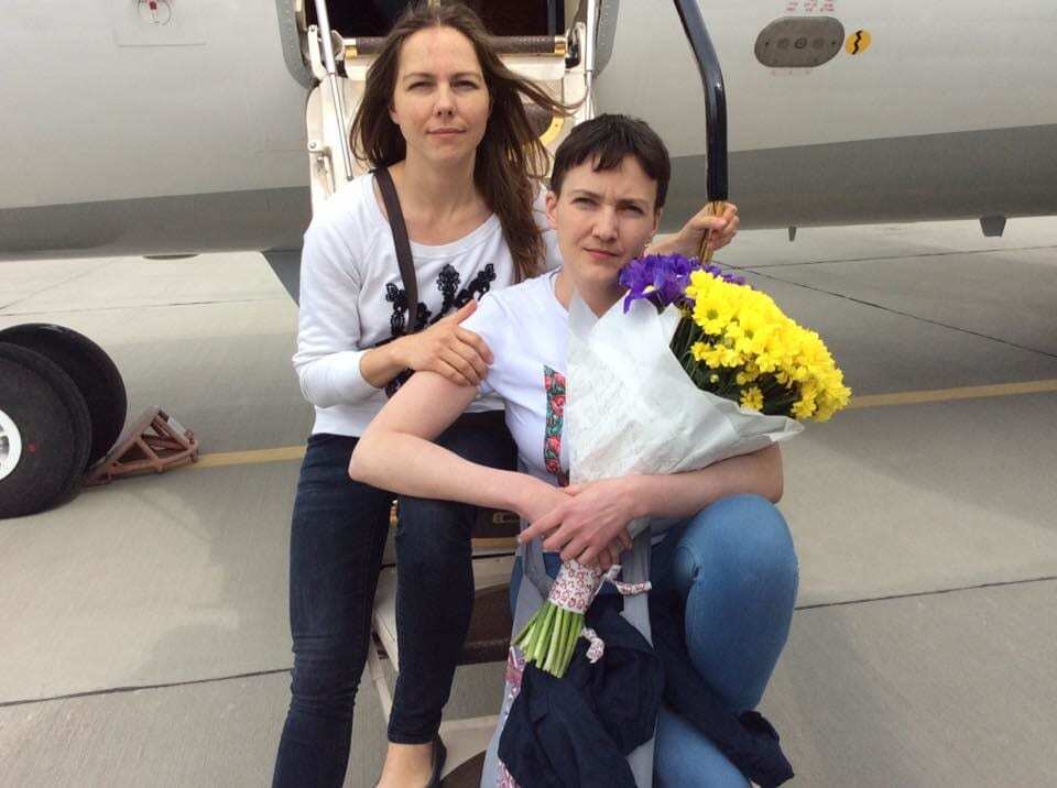 "Нехитрое сокровище": Савченко вернулась в Украину не с пустыми руками. Фоторепортаж из самолета