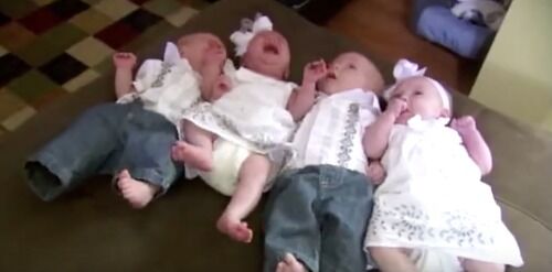 Женщина родила две пары здоровых близнецов 