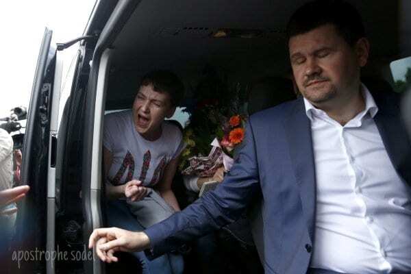 Босоніж: з'явилися перші фото Савченко після повернення в Україну