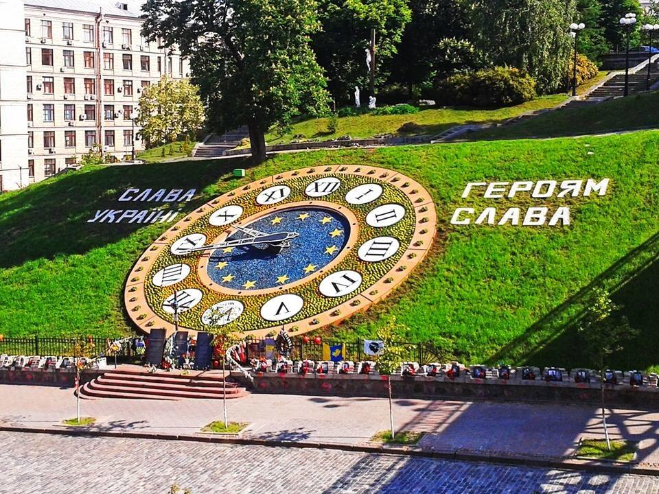 В центре Киева обновили цветочные часы: опубликованы фото 