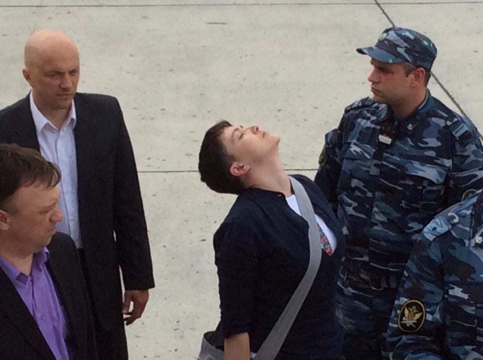 Савченко повернулася в Україну не з порожніми руками