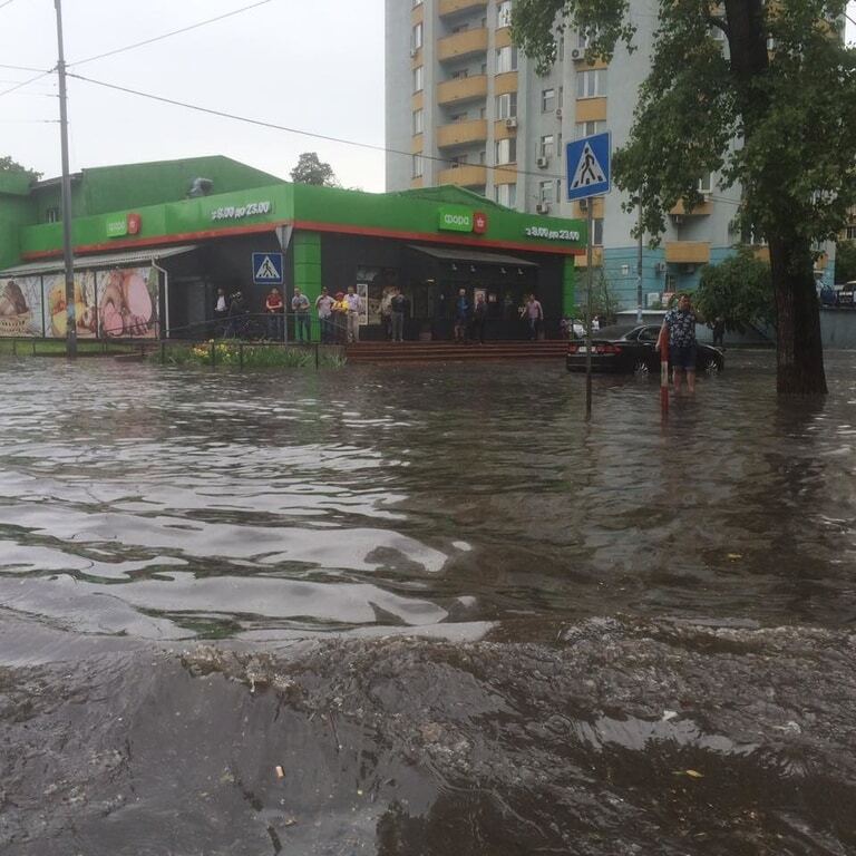 Злива в Києві: вулиця перетворилася на річку