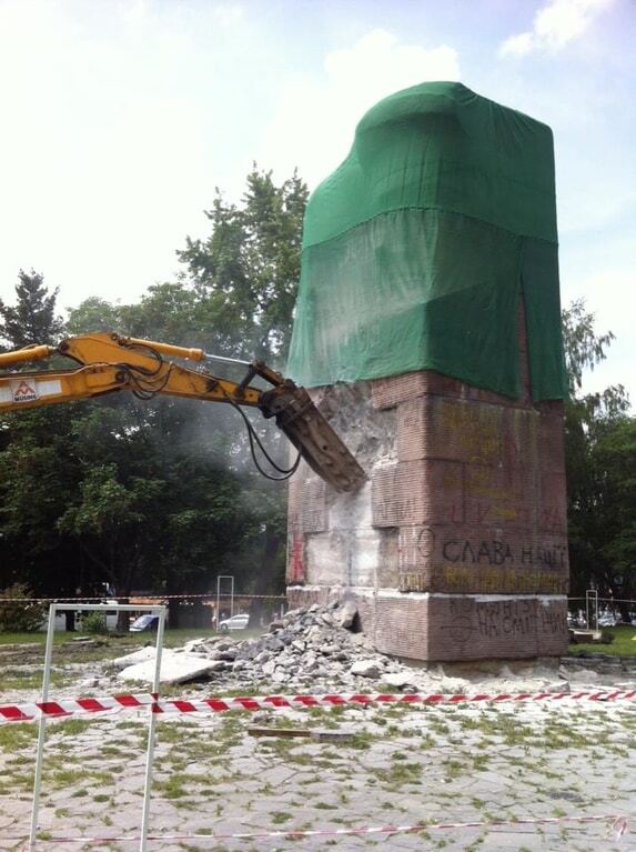 В Киеве экскаватором начали сносить памятник чекистам: опубликованы фото и видео