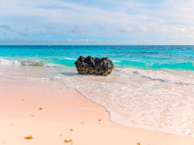 Лучшие пляжи мира с розовым песком: потрясающе красивые фото
