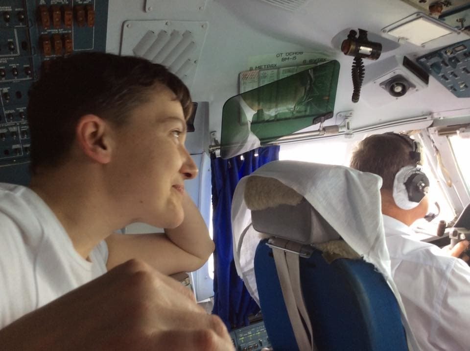 "Нехитрое сокровище": Савченко вернулась в Украину не с пустыми руками. Фоторепортаж из самолета