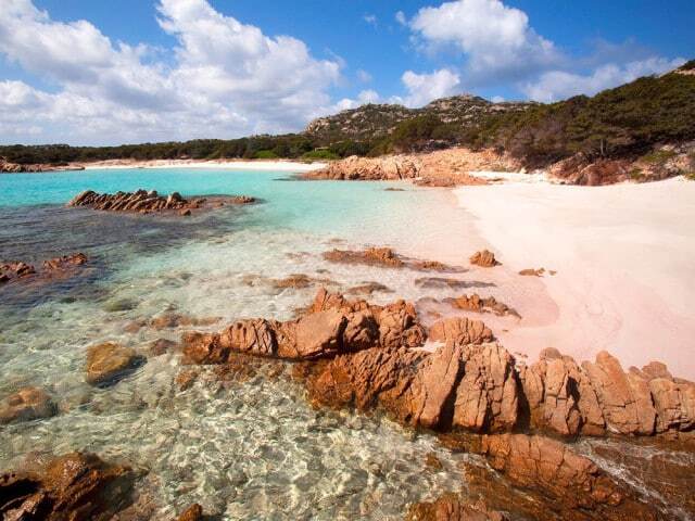 Лучшие пляжи мира с розовым песком: потрясающе красивые фото