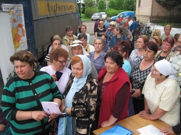 Год "мобильных" волонтеров: жители 400 поселков и сел Донбасса получили помощь