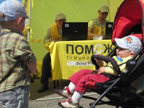 Год "мобильных" волонтеров: жители 400 поселков и сел Донбасса получили помощь