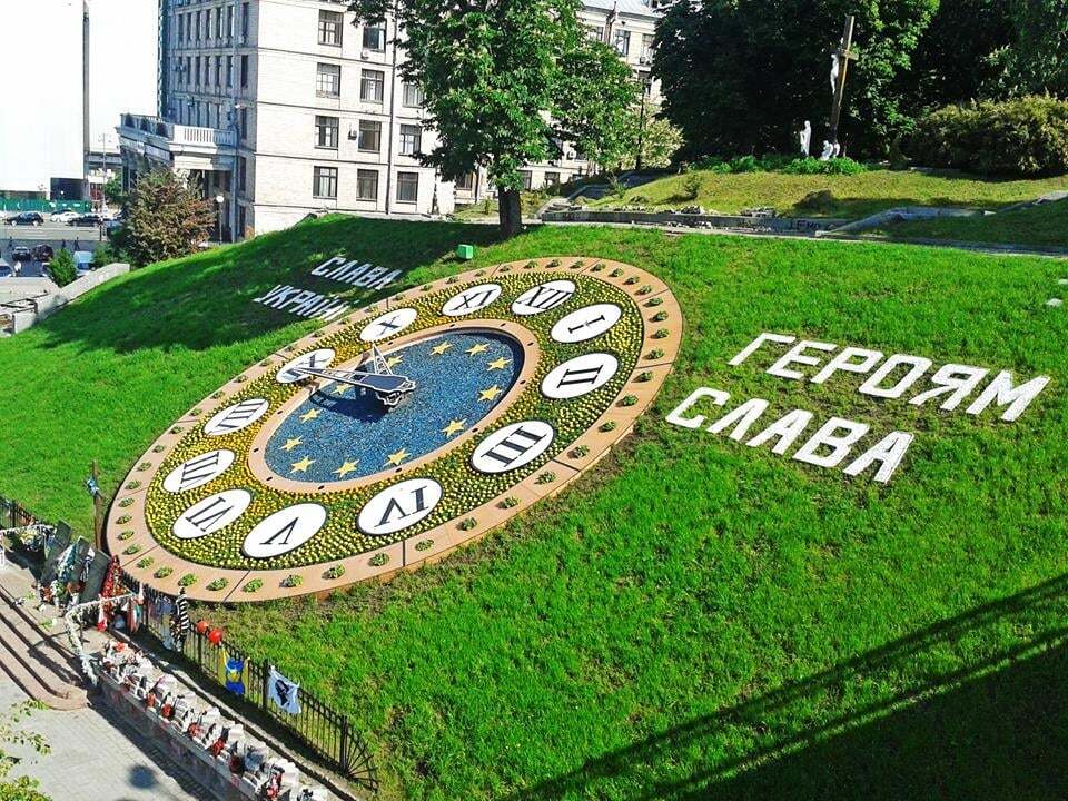 У центрі Києва відновили квітковий годинник