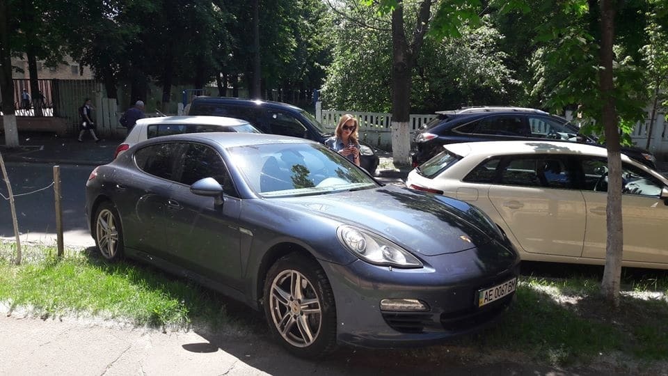 В Киеве женщина на Porsche стала героем парковки: фотофакт