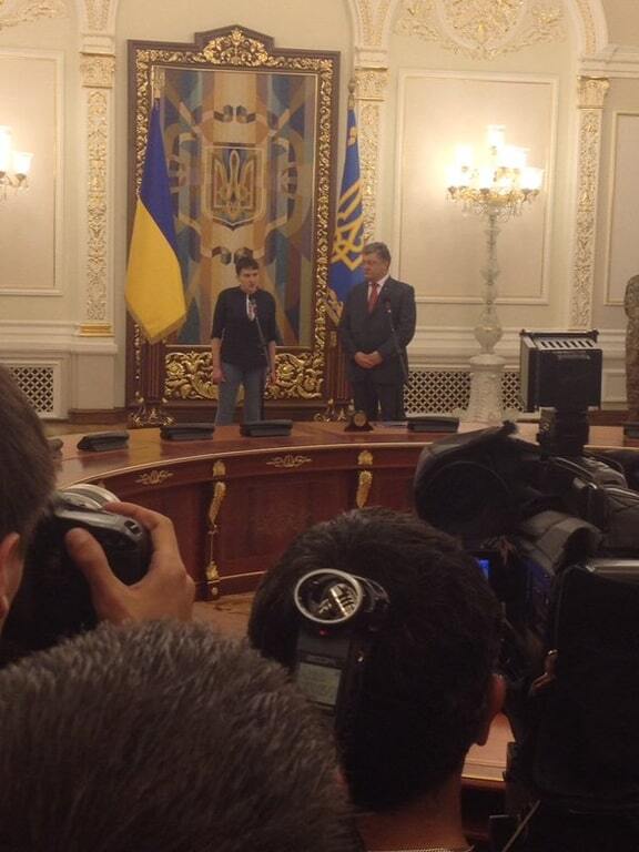 Порошенко вручил Савченко звание "Героя Украины"