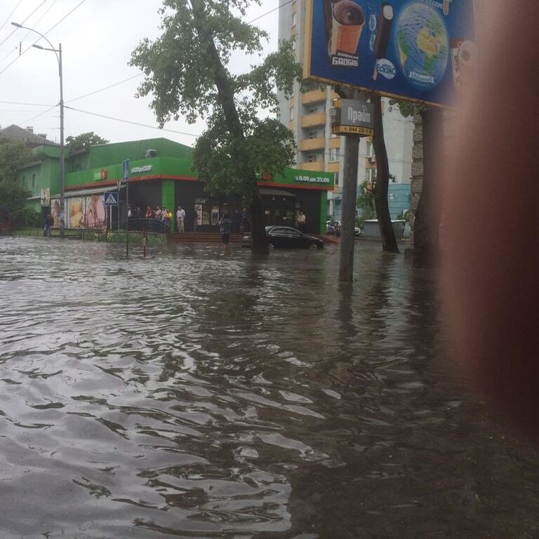 Ливень в Киеве: улица превратилась в реку. Опубликованы фото потопа