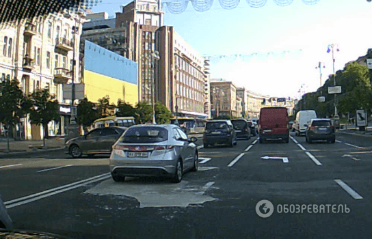 В центре Киева из-за ДТП на дорогу разлилась краска: опубликованы фото
