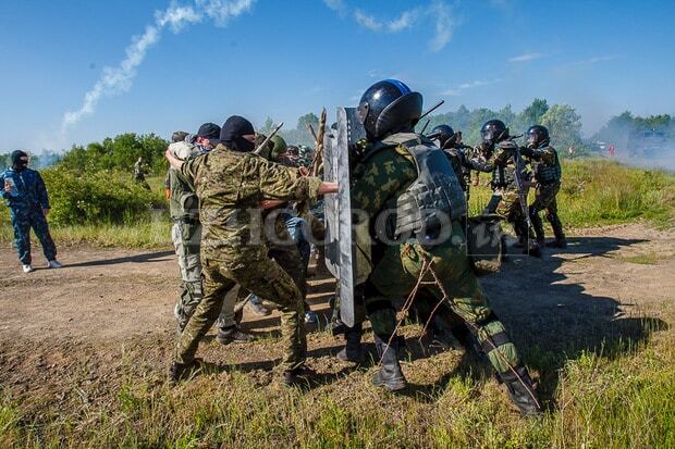 Боевая миссия в Ужгороде: колонна военных на БТРах "обезвредила" противников. Фоторепортаж