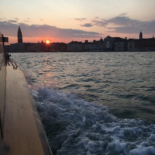 Собчак прогулялась по Венеции в халатике: опубликованы фото