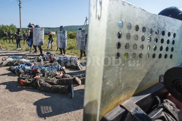Боевая миссия в Ужгороде: колонна военных на БТРах "обезвредила" противников. Фоторепортаж