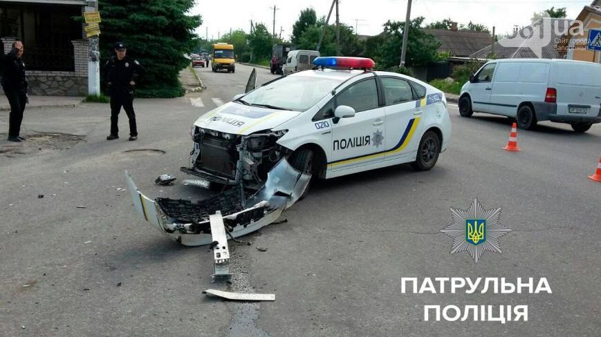 "Форд", который врезался в запорожских патрульных, пытался угнать с места ДТП пьяный друг водителя, - ФОТО