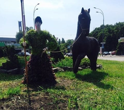 В Киеве появилась клумба с козаком: опубликованы фото
