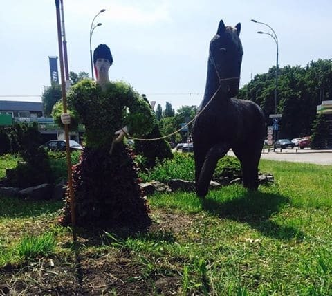 У Києві з'явилася клумба з козаком