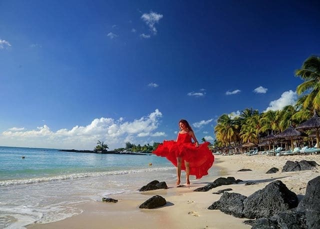 Красное платье и танцы у океана: Жанна Бадоева отдыхает на Маврикии