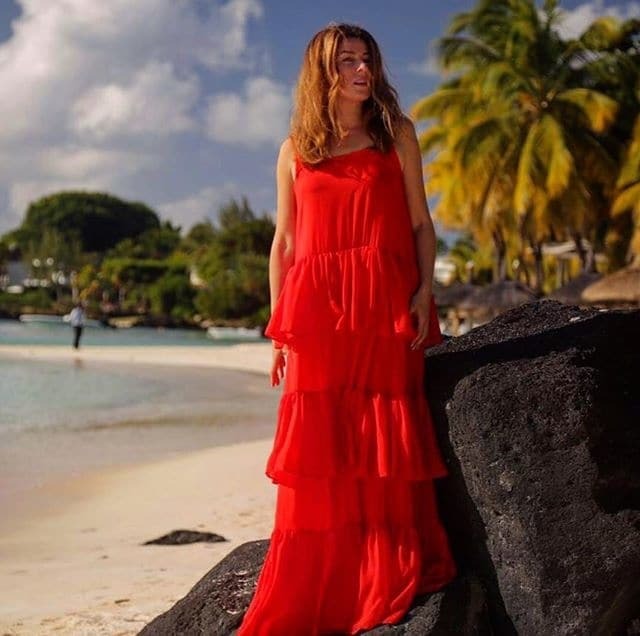 Красное платье и танцы у океана: Жанна Бадоева отдыхает на Маврикии