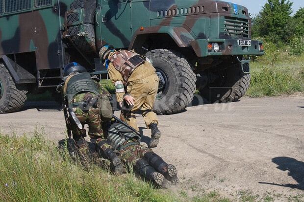 Боевая миссия в Ужгороде: колонна военных на БТРах "обезвредила" противников. Фоторепортаж