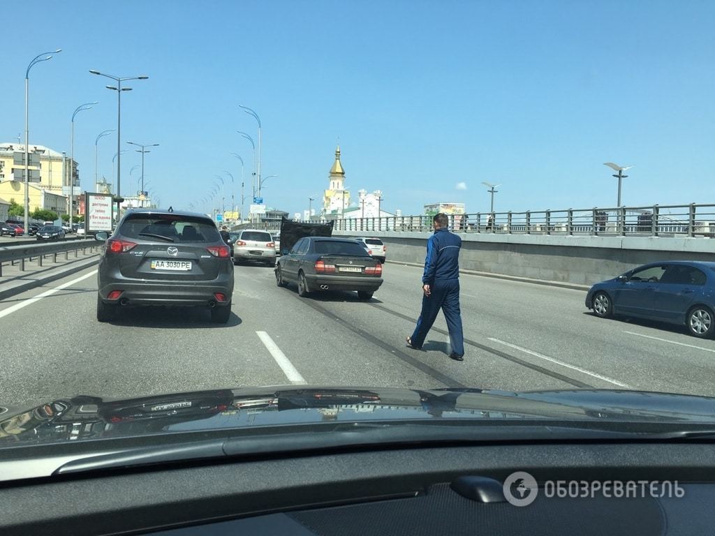 В Киеве на Почтовой автомобили устроили ДТП "паровозиком": опубликованы фото
