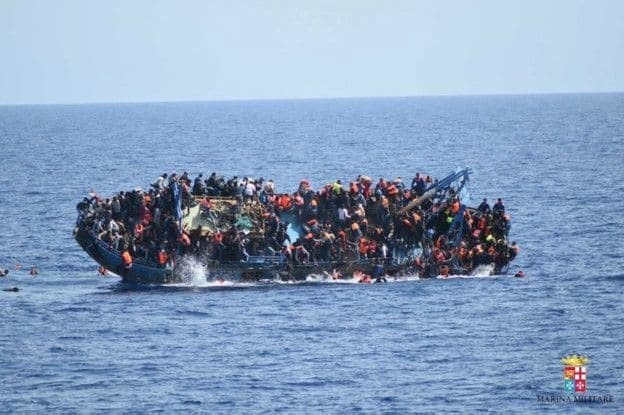 ВМС Італії зняли, як перекинувся переповнений мігрантами човен