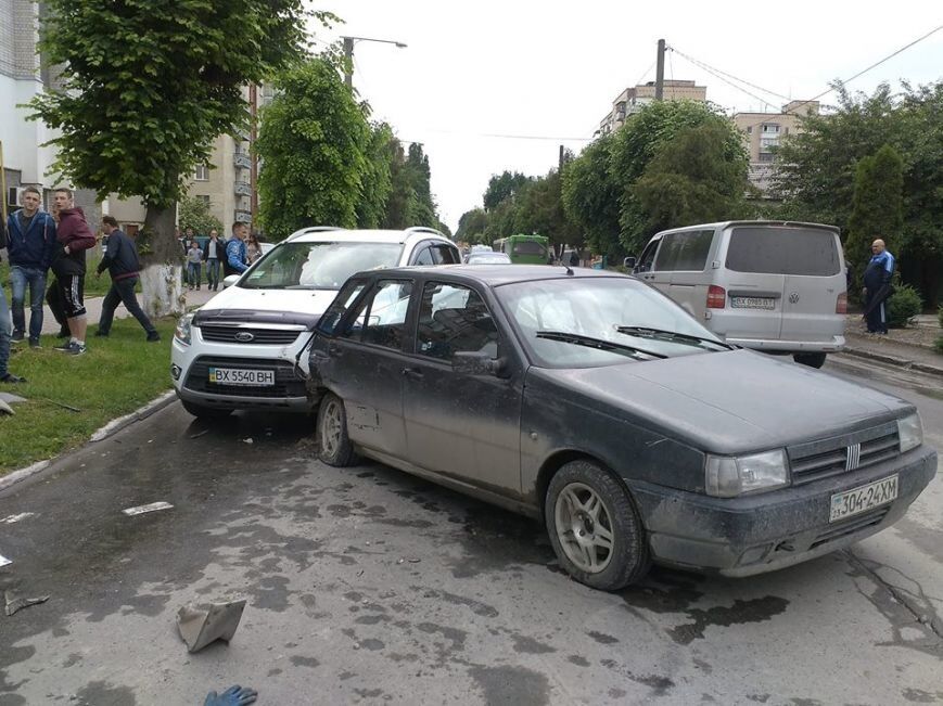 На Хмельниччині поліцейський автомобіль їхав на виклик та зіткнувся ще з чотирма